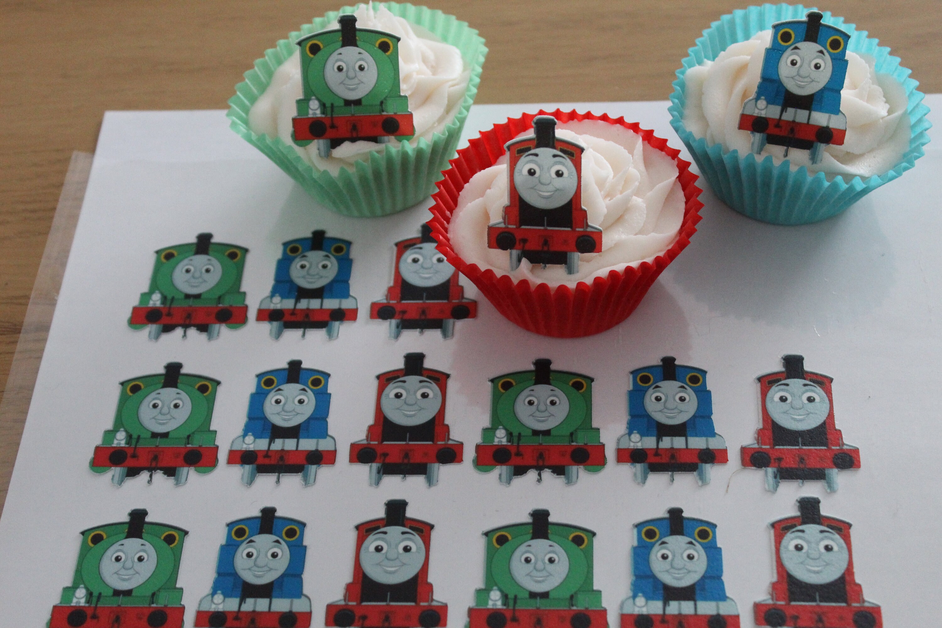 thomas the train cupcake