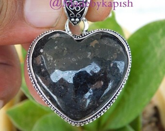 Ciondolo a forma di cuore Nuummite fatto a mano: collana boho in argento sterling