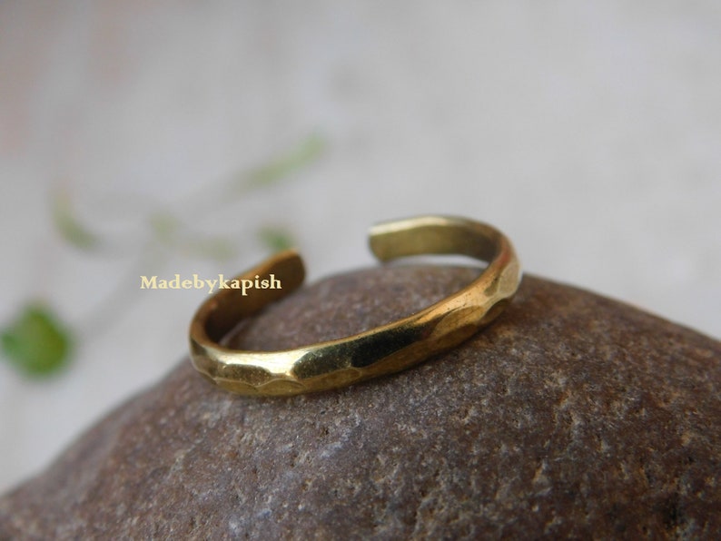 Vergoldeter Zehenring, gehämmerter Gold-Zehenring, minimalistischer Schmuck, verstellbarer Zehenring, Midi-Ring, Fußschmuck, kleiner Fingerring, Strandschmuck, Bild 5