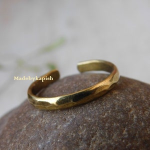 Vergoldeter Zehenring, gehämmerter Gold-Zehenring, minimalistischer Schmuck, verstellbarer Zehenring, Midi-Ring, Fußschmuck, kleiner Fingerring, Strandschmuck, Bild 2