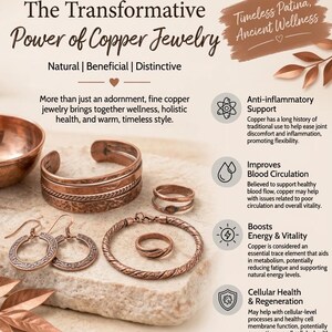 Op de afbeelding: Een collectie koperen sieraden bestaande uit een brede manchetarmband, een gedraaide kettingarmband, twee paar oorringen en twee ringen. De tekst luidt The Transformative Power of Copper Jewelry, Timeless Patina, Ancient Wellness en somt gezondheidsvoordelen op.