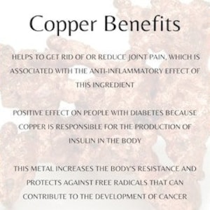 Puede incluir: Un trozo de cobre met&aacute;lico texturizado detr&aacute;s de una capa blanca semitransparente con texto negro: Copper Benefits, ayuda a reducir el dolor articular, tiene un efecto positivo en personas con diabetes y aumenta la resistencia corporal.