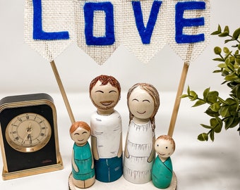 Custom Family Peg Doll Portrait, Personalized Wooden Family with Banner, customized Mother's day gift.