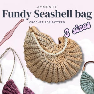 Puede incluir: Un patrón PDF de ganchillo para un bolso Ammonite Fundy Seashell en 3 tamaños. La imagen muestra tres bolsos en beige, morado oscuro y azul claro, cada uno con forma de concha en espiral, una ilustración de ganchillo y el texto Cloud KNOT.