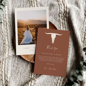 Plantilla de tarjeta de agradecimiento para boda en terracota occidental, tarjeta de agradecimiento con foto en tono óxido del desierto, carta de agradecimiento para boda en color naranja quemado estilo boho / Sadie