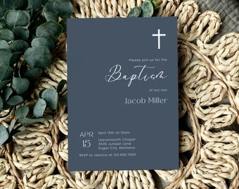 Puede incluir: Una tarjeta de invitación azul con texto blanco anunciando un bautizo para Jacob Miller. La tarjeta incluye la fecha, la hora y el lugar del evento, así como un contacto para RSVP.