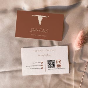 Szablon wizytówki Western Terracotta, karta kontaktowa z kodem QR w kolorze Desert Rust, spersonalizowana karta telefoniczna z motywem spalonej pomarańczy Longhorn | Sadie