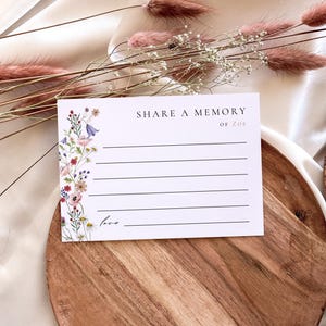 Plantilla de tarjeta de memoria con flores silvestres, recuerdo funerario con flores florecientes, tarjeta de memoria favorita de primavera, inserto de invitación / Zoe