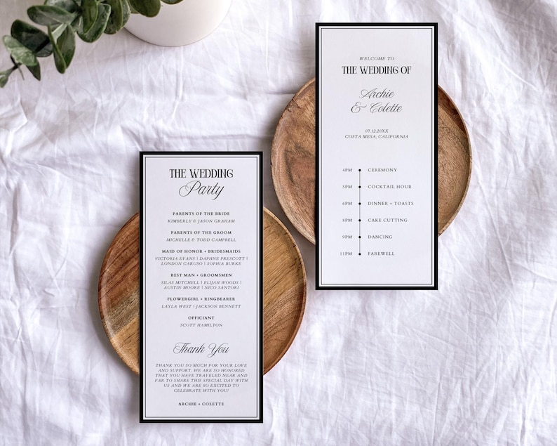 Pu&ograve; includere: Due biglietti da matrimonio in bianco e nero con un design semplice. Il primo biglietto elenca la festa di matrimonio e il secondo biglietto elenca il programma del matrimonio. Il testo sui biglietti recita "The Wedding Party" e "Benvenuti al matrimonio di Archie e Colette".