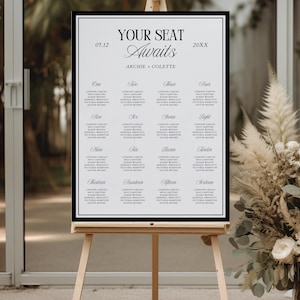Może przedstawiać: Czarno-biały plan rozsadzenia gości weselnych z tekstem "Your Seat Awaits" i datą "07.12 20XX". Plan zawiera listę gości przypisanych do każdego numeru stołu.