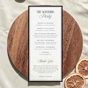 Pu&ograve; includere: Un biglietto di nozze bianco e nero con un design semplice. Il biglietto elenca i nomi dei membri della festa di nozze, inclusi i genitori della sposa e dello sposo, la damigella d'onore, le damigelle d'onore, il testimone, gli sposi, la damigella d'onore, il portatore di anelli e l'ufficiante. Il biglietto include anche un messaggio di ringraziamento della coppia.