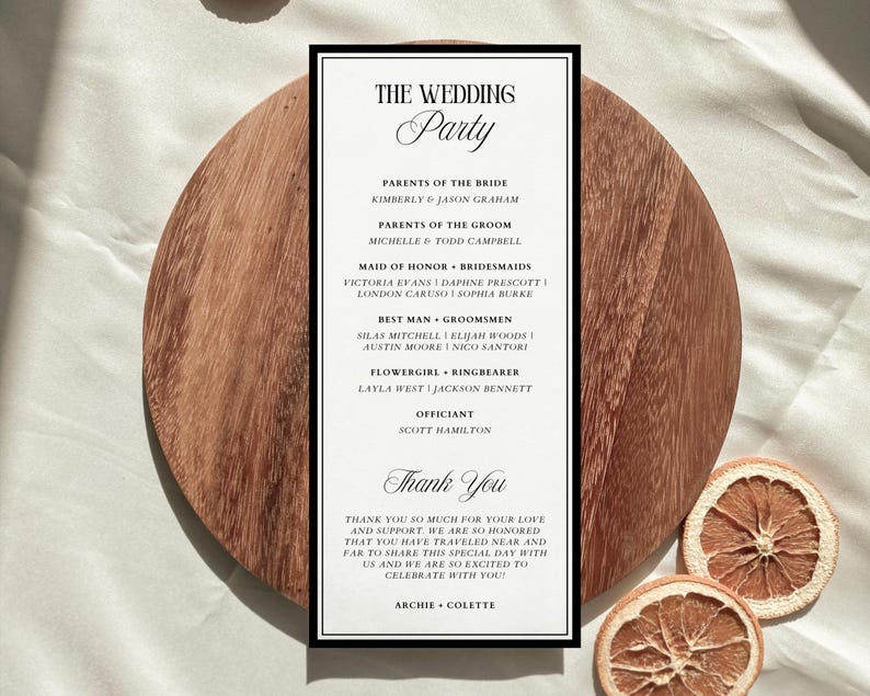 Pu&ograve; includere: Un biglietto di nozze bianco e nero con un design semplice. Il biglietto elenca i nomi dei membri della festa di nozze, inclusi i genitori della sposa e dello sposo, la damigella d'onore, le damigelle d'onore, il testimone, gli sposi, la damigella d'onore, il portatore di anelli e l'ufficiante. Il biglietto include anche un messaggio di ringraziamento della coppia.