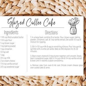 K&ouml;nnte beinhalten: Eine wei&szlig;e Rezeptkarte mit schwarzem Text und einer handgezeichneten Illustration von K&uuml;chenutensilien in einem Glas. Die Karte enth&auml;lt ein Rezept f&uuml;r einen glasierten Kaffeekuchen mit einer Zutatenliste und Anweisungen. Die Zutaten umfassen 1 1/8 Tasse (9 oz) ungesalzene Butter, 1 1/2 Tassen Mehl, 1 Tasse braunen Zucker, 1 TL Backpulver, 1 TL Zimt, 1/2 TL Salz, 1 Ei, 3/4 Tasse Milch, 3 oz Frischk&auml;se, 1 1/4 TL Vanilleextrakt und 2/3 Tasse Puderzucker.