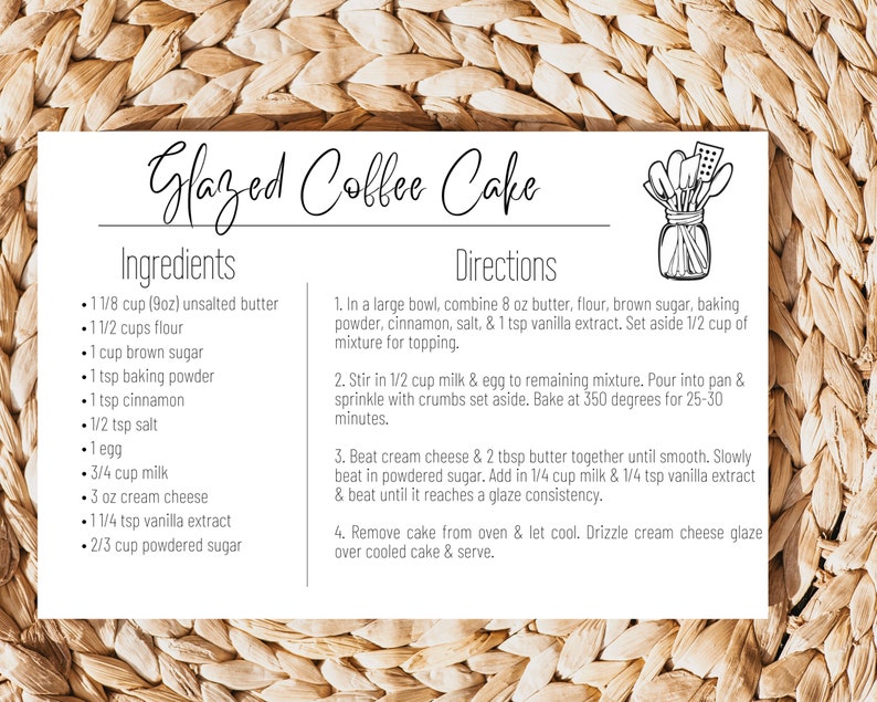 K&ouml;nnte beinhalten: Eine wei&szlig;e Rezeptkarte mit schwarzem Text und einer handgezeichneten Illustration von K&uuml;chenutensilien in einem Glas. Die Karte enth&auml;lt ein Rezept f&uuml;r einen glasierten Kaffeekuchen mit einer Zutatenliste und Anweisungen. Die Zutaten umfassen 1 1/8 Tasse (9 oz) ungesalzene Butter, 1 1/2 Tassen Mehl, 1 Tasse braunen Zucker, 1 TL Backpulver, 1 TL Zimt, 1/2 TL Salz, 1 Ei, 3/4 Tasse Milch, 3 oz Frischk&auml;se, 1 1/4 TL Vanilleextrakt und 2/3 Tasse Puderzucker.