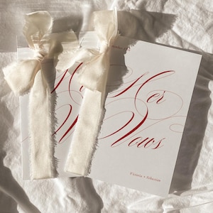 Plantilla de libro de votos matrimoniales de lujo atemporal, romántico folleto rojo para él y para ella, elegante carta de amor para novios adinerados / Tori