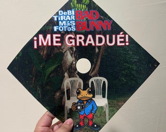 Bad Bunny grad cap topper, bad bunny Debi tirar más fotos, bad bunny graduate, bad bunny adhesive grad cap topper,  bad bunny cap topper