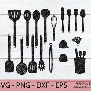 以下が含まれることがあります： スパチュラ、スプーン、泡立て器、トング、スロット付きスプーンなど、黒いキッチン用品のセット。食器は白い木製の背景に配置されています。SVG - PNG - DXF - EPS 個人用および商業用