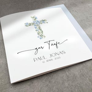 Blaue Personalisierte Karte zur Heiligen Taufe mit Blumen Kreuz, Taufkarte Name und Datum, Glückwunschkarte Kirche, Christliche Grußkarte