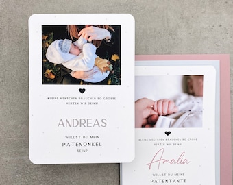 Puede incluir: Dos tarjetas blancas con una foto de un bebé en cada una. La tarjeta de la izquierda dice "Kleine Menschen brauchen so grosse Herzen wie Deins! Andreas Willst du mein Patenonkel sein?" La tarjeta de la derecha dice "Kleine Menschen brauchen so grobe Herzen wie Deins! Amalia Willst du meine Patentante sein?"