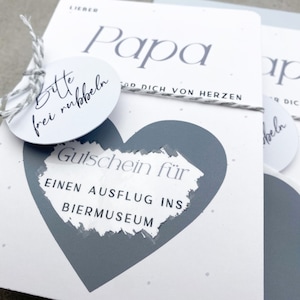 Gutschein zum Vatertag, Vatertagskarte mit Rubbelherz, Gutschein für Papa mit grauem Herz
