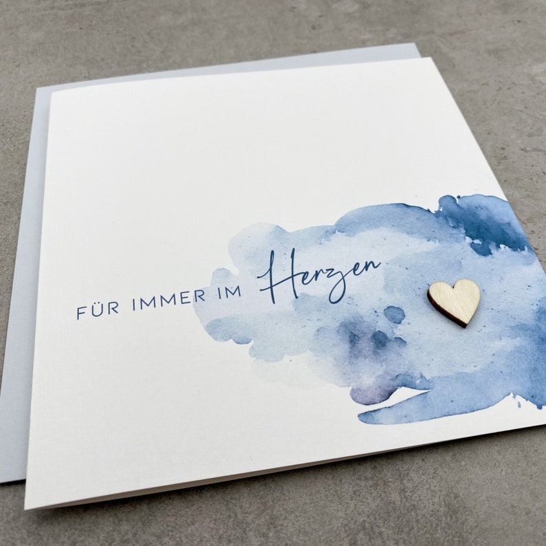 Trauerkarte Für immer im Herzen mit Herz aus Holz und blau grauen Wolken, Beileidskarte Klappkarte quadratisch Umschlag, Kondolenzkarte Bild 1