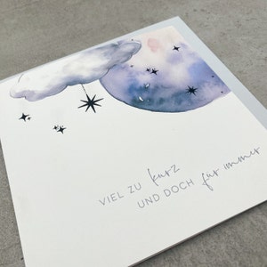 Trauerkarte Sternenkind "Viel zu kurz und doch für immer" mit lila Mond und Wolken am Sternenhimmel, Beileidskarte Kind, Kondolenzkarte Baby