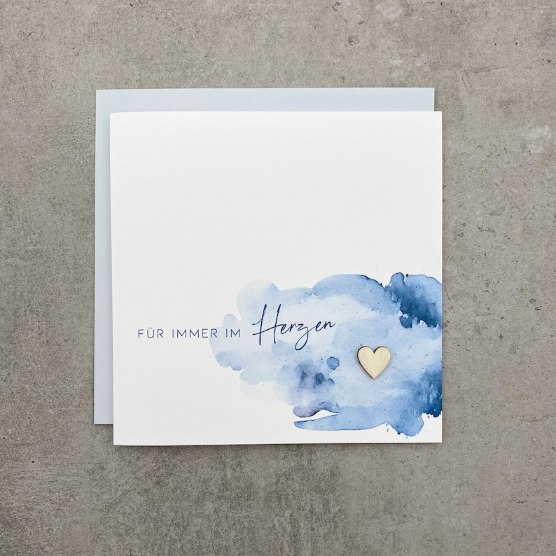 Trauerkarte Für immer im Herzen mit Herz aus Holz und blau grauen Wolken, Beileidskarte Klappkarte quadratisch Umschlag, Kondolenzkarte Bild 3
