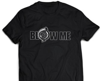 Peut inclure: T-shirt noir avec un graphique blanc d'un turbocompresseur et le texte "BLOW ME".