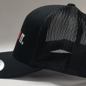 K&ouml;nnte beinhalten: Schwarze Trucker-Kappe mit einem roten Herzen und dem Text "DO IT." in Wei&szlig;. Die Kappe hat einen schwarzen Netzr&uuml;cken und ein schwarzes, gebogenes Visier.