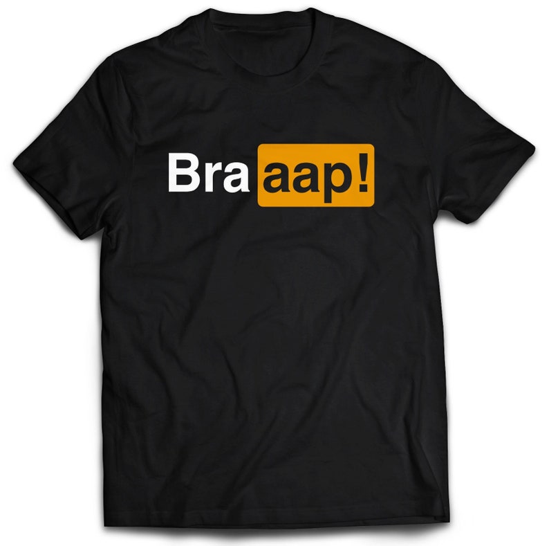 Puede incluir: Camiseta negra con el texto "Braaap!" en letras blancas sobre un rect&aacute;ngulo amarillo.
