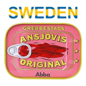 Può includere: Una lattina rosa di acciughe svedesi con un anello di apertura argentato. La lattina ha un'etichetta gialla con il testo "Grebbestads Ansjovis Original Abba" in nero.