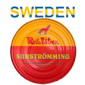 Puede incluir: Una lata redonda de Surströmming sueco, un plato de arenque fermentado. La lata está dividida en secciones rojas y amarillas, con la palabra "SWEDEN" arriba. La lata presenta el texto "Röda Uven" y "SURSTRÖMMING".