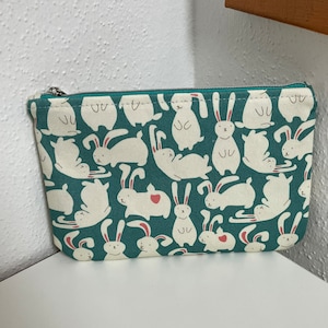 Kleines Kosmetiktäschchen aus grünem Canvas mit Hasen-Motiv / M_24