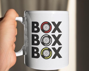 Taza de café de Fórmula 1 de Box Box / Taza de cerámica de 11 oz para fanáticos de la F1 / Diseño inspirado en paradas en boxes de carreras / Regalo para entusiastas de la F1 y las carreras de autos