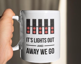 Taza con el mensaje "It's Lights Out And Away We Go" / Taza de café de 11 oz para fanáticos de la F1 / Regalo perfecto para los deportes de motor / Taza para entusiastas de las carreras para los amantes de la Fórmula 1