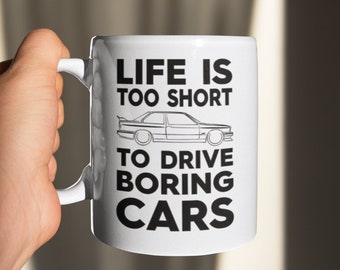 Taza "La vida es demasiado corta para conducir coches aburridos" / Taza de café de 11 oz para entusiastas de los automóviles / Diseño clásico E30 / Regalo automotriz para amantes de los automóviles