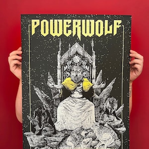 Pode incluir: Um cartaz preto e branco com um lobo com uma coroa sentado em um trono. O cartaz tem o texto "POWERWOLF" em letras douradas e as datas "12 JANUARY 2019 - RAZZMATAZZ, BARCELONA" e "13 JANUARY 2019 - LA RIVIERA, MADRID" em letras douradas. O cartaz também tem o texto "POSTER BY ELVERBO" em letras douradas.