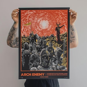 Może przedstawiać: Prostokątny plakat koncertowy z mroczną, surrealistyczną ilustracją opancerzonych postaci pod wirującym czerwonym niebem. Tekst głosi ARCH ENEMY, 8 OCTOBER 2022, PALACIO VISTALEGRE, MADRID, 9 OCTOBER 2022, SANT JORDI CLUB, BARCELONA oraz POSTER BY ELVERBO.