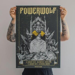 Può includere: Un poster rettangolare per il concerto della band Powerwolf con una figura centrale di lupo con mantello giallo seduto su un trono, circondato da altri lupi su sfondo scuro. Il testo recita Powerwolf, 12 January 2019 Razzmatazz, Barcelona, 13 January 2019 La Riviera, Madrid, e Poster by Elverbo.