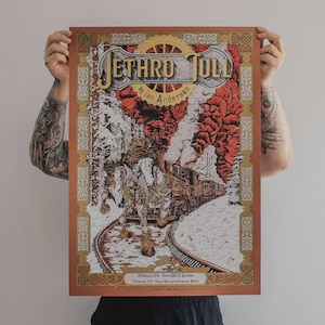 Może przedstawiać: Prostokątny plakat koncertowy z napisem Jethro Tull by Ian Anderson. Ilustracja przedstawia pociąg parowy jadący przez zaśnieżony krajobraz z czerwoną chmurą dymu powyżej. Obramowanie jest złote ze skomplikowanymi wzorami.