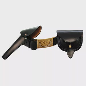 以下が含まれることがあります： 黒い革製の南北戦争時代のベルト。金色のバックルには鷲のデザインが施されています。ベルトには、お揃いのホルスターと小さなポーチが付いています。アイテムは無地の背景に表示されます。