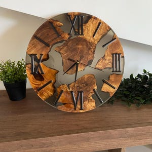 Horloge murale en bois d'olivier italien et résine image 8