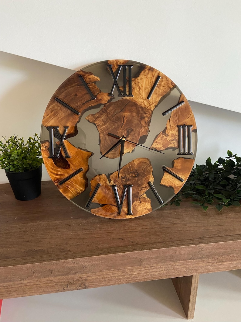 Horloge murale en bois d'olivier italien et résine image 8