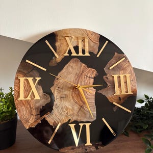 Horloge murale en bois d'olivier italien et résine Nero e oro