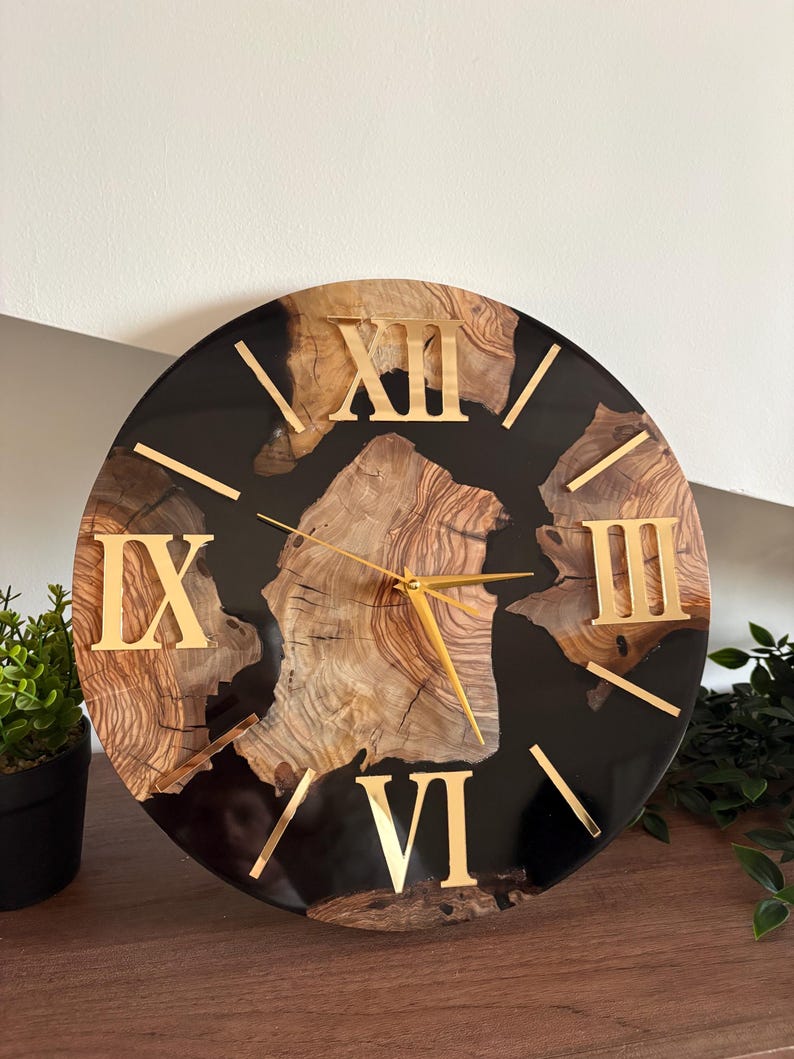 Horloge murale en bois d'olivier italien et résine Nero e oro