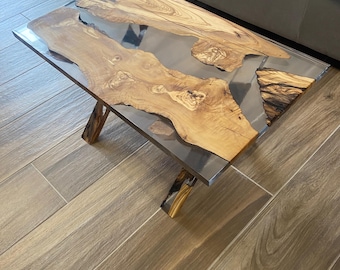 Table basse en bois d'olivier et résine transparente