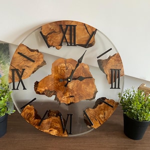 Horloge murale en bois d'olivier italien et résine Trasparente e nero