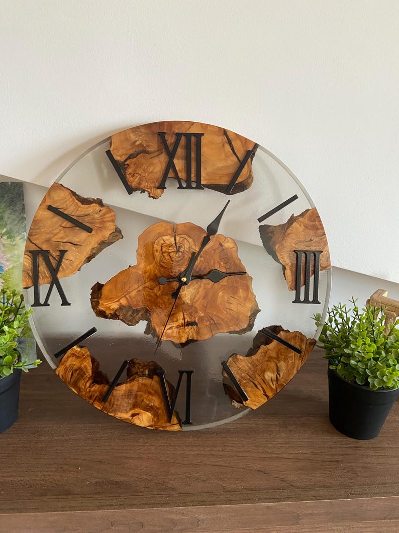 Horloge murale en bois d'olivier italien et résine Trasparente e nero