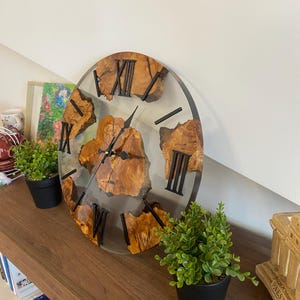 Horloge murale en bois d'olivier italien et résine image 9