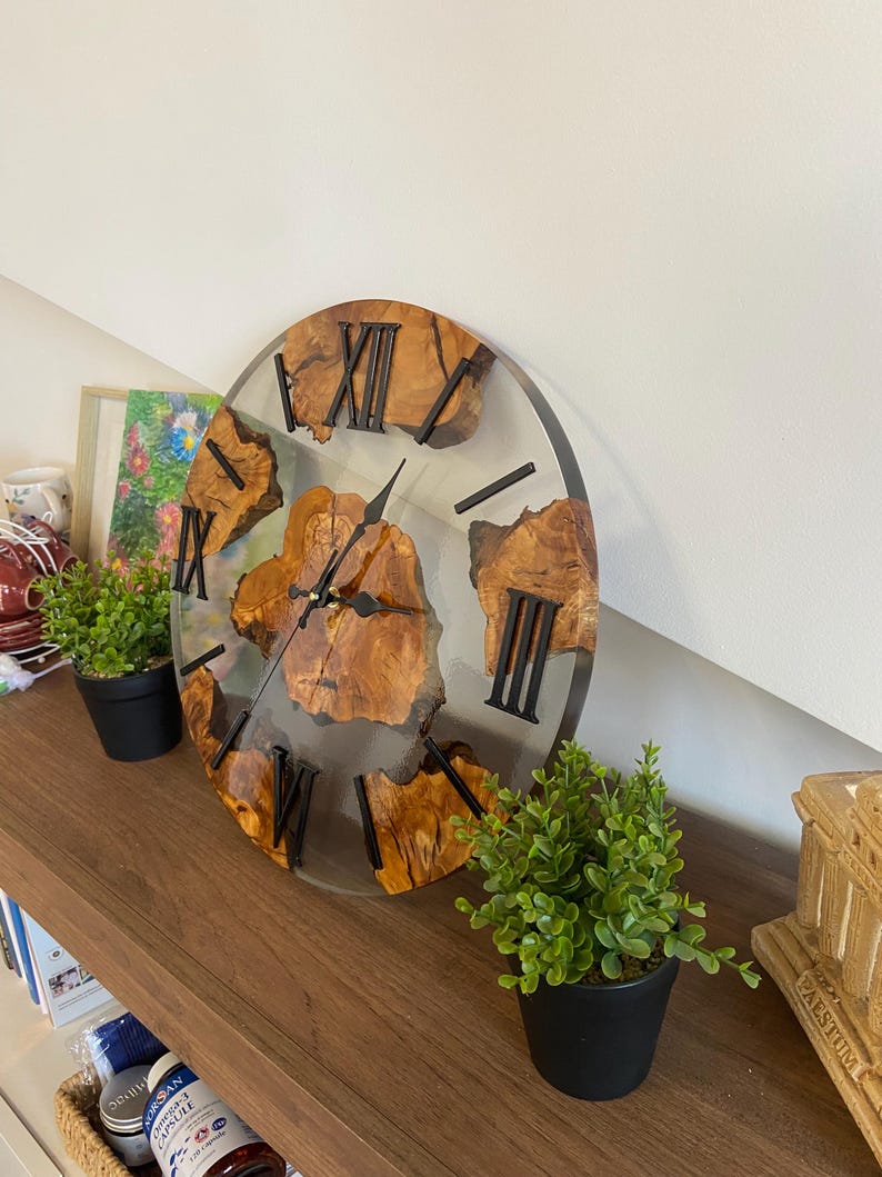Horloge murale en bois d'olivier italien et résine image 9